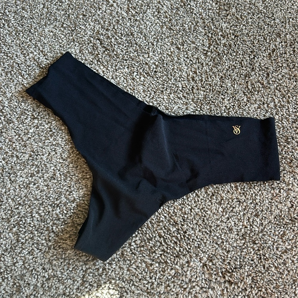 Victoria’s Secret | black thongs NEW SIZE MED no show